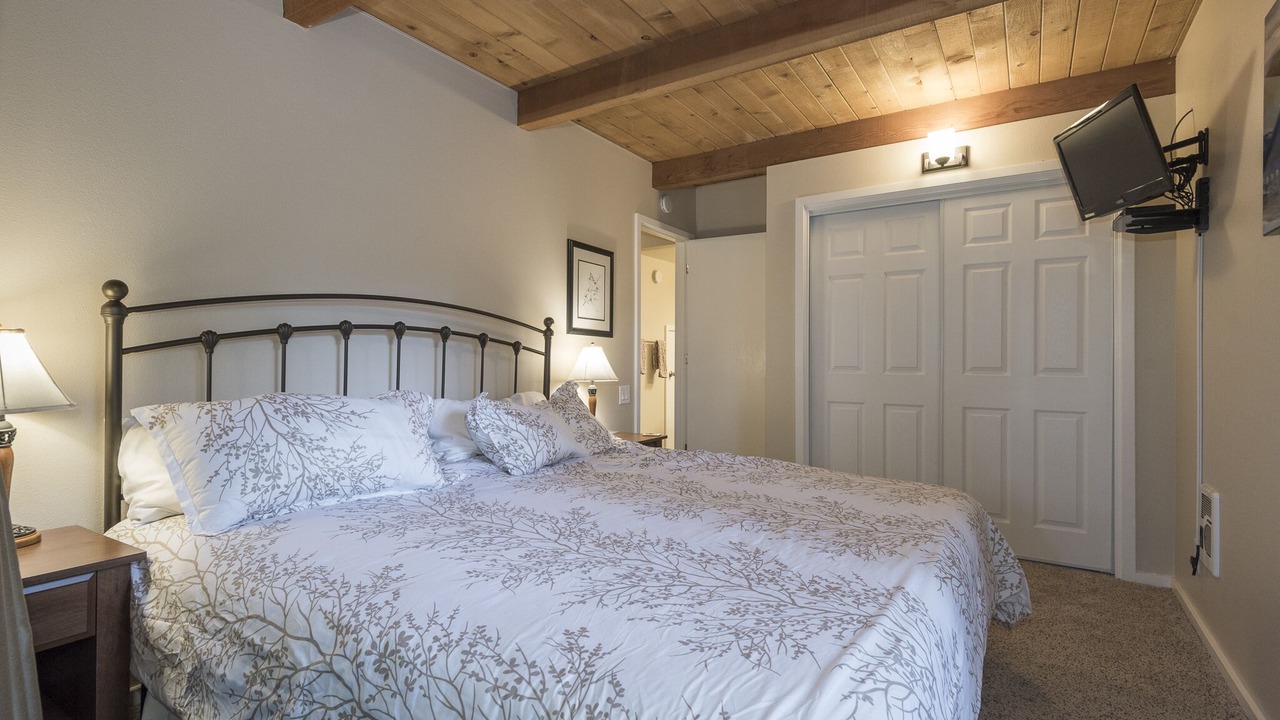 Photo of Bedroom in Lake Forest