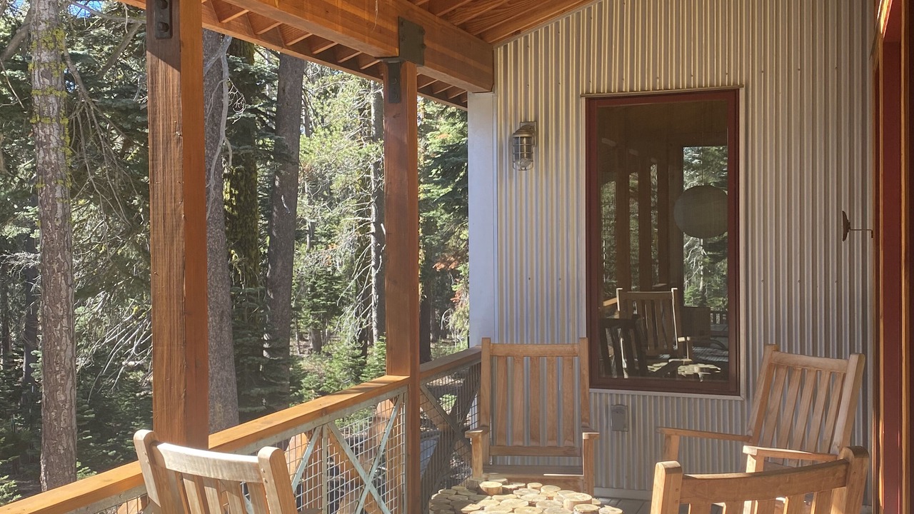Photo of Patio Balcony in Serene Lakes