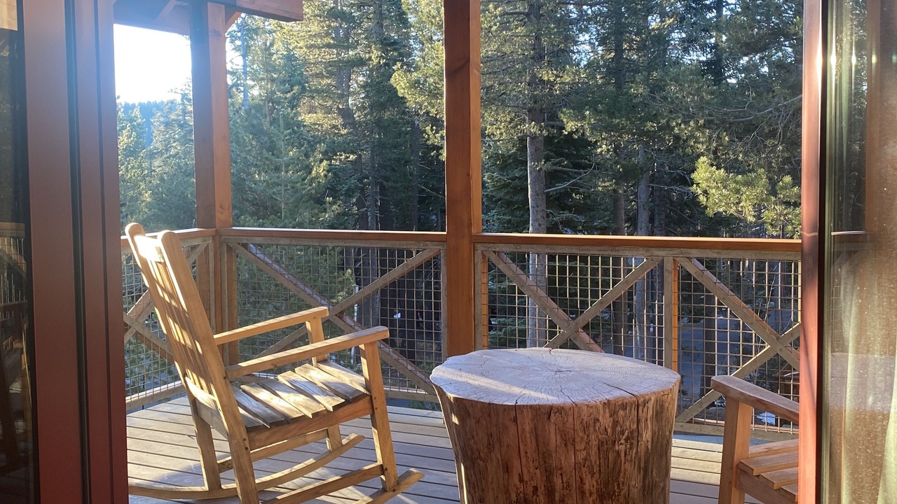 Photo of Patio Balcony in Serene Lakes
