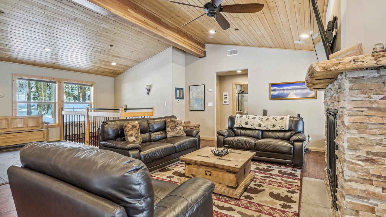 Photo of Livingroom in Tahoe Pines