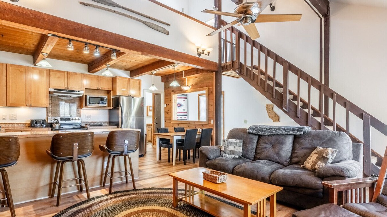 Photo of Livingroom in June Lake