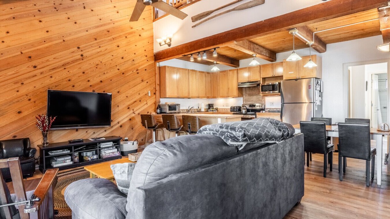 Photo of Livingroom in June Lake