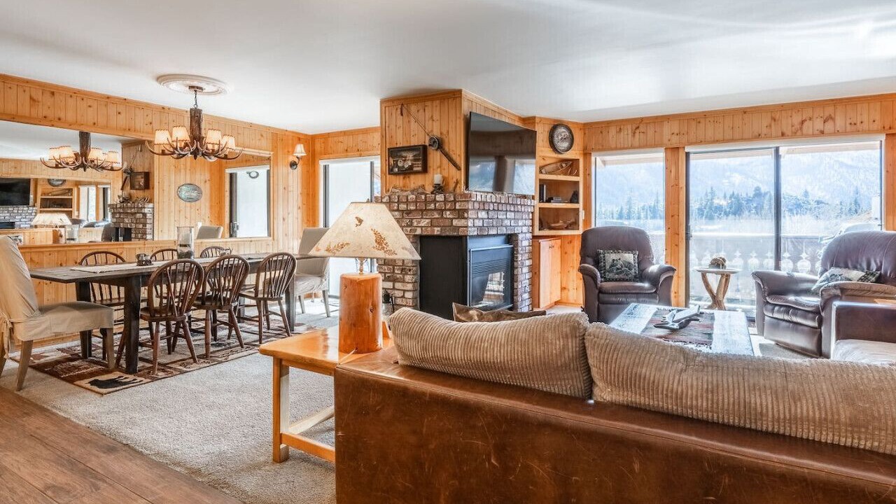 Photo of Livingroom in June Lake