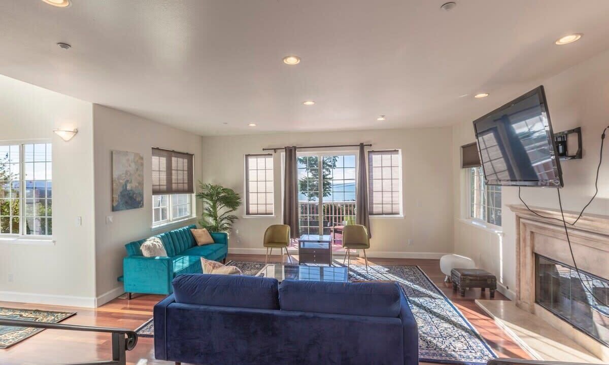 Photo of Livingroom in Edgemar - Pacific Manor