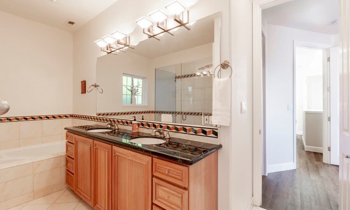 Photo of Bathroom in Edgemar - Pacific Manor