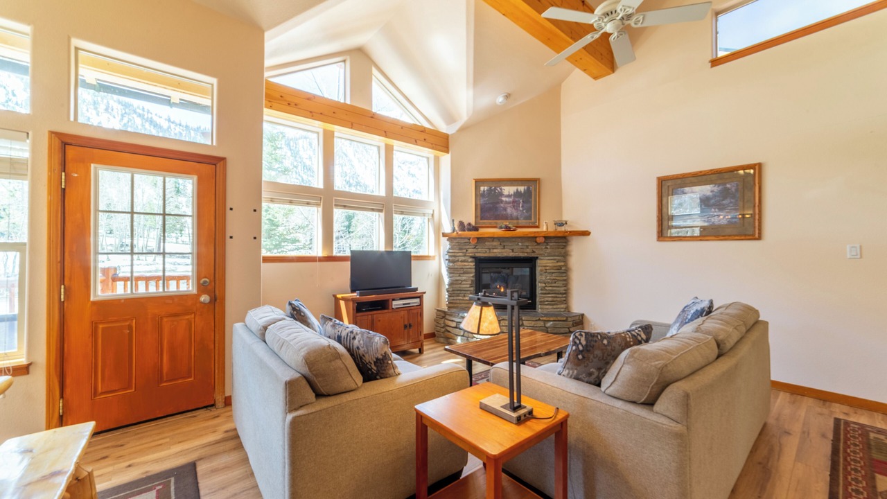 Photo of Livingroom in June Lake