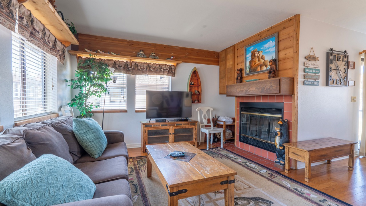 Photo of Livingroom in June Lake