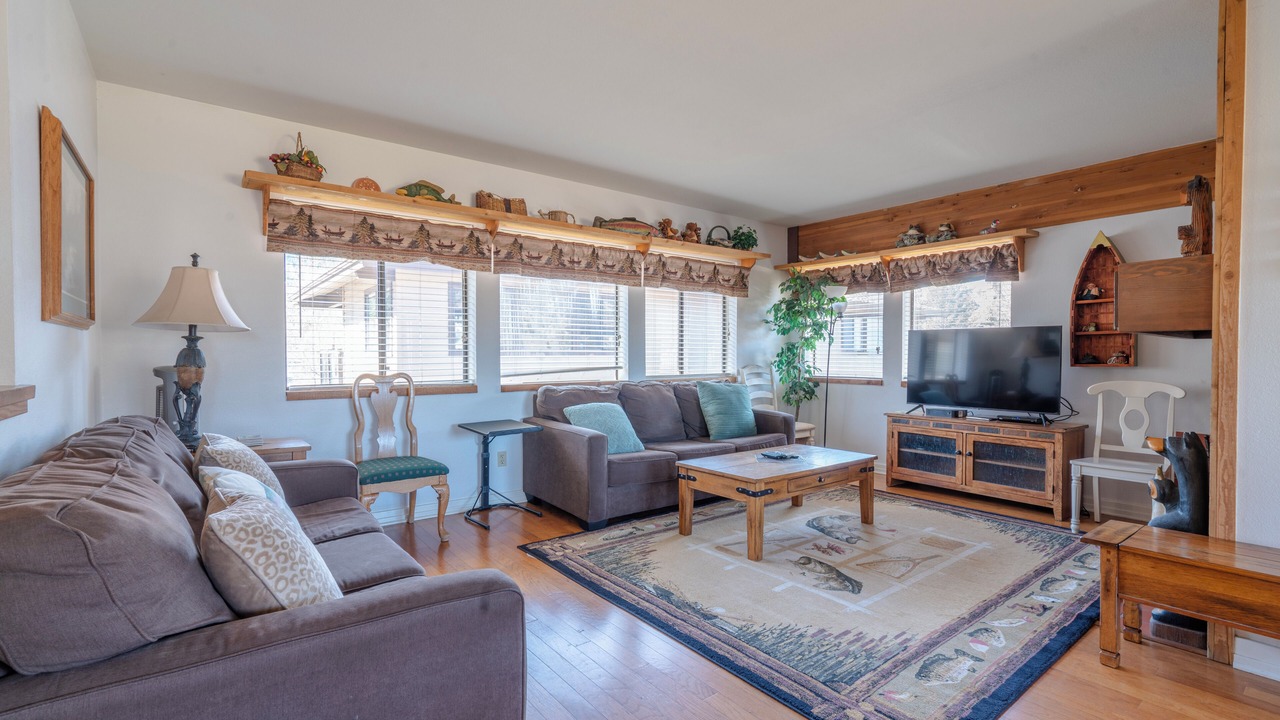 Photo of Livingroom in June Lake