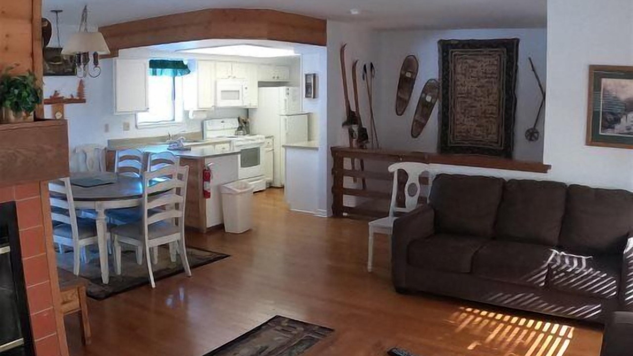 Photo of Livingroom in June Lake