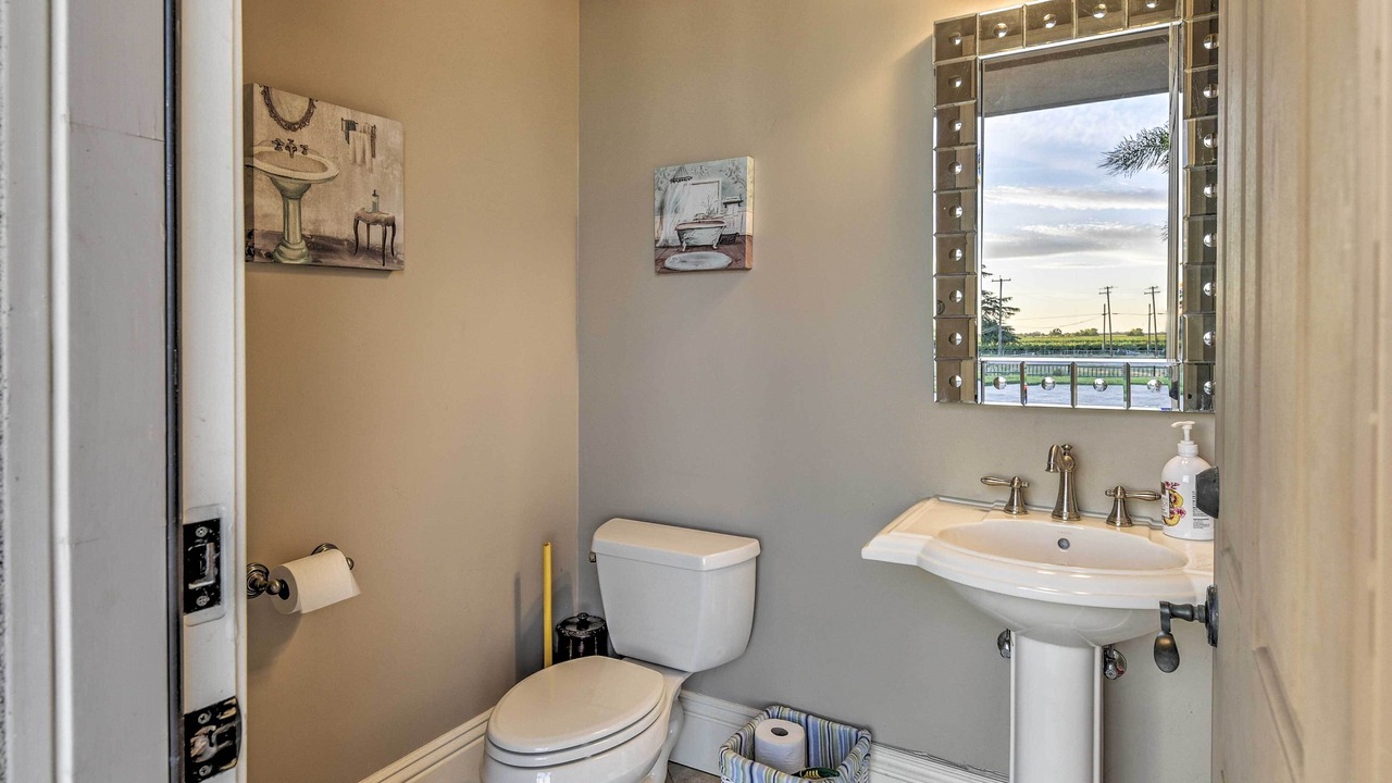 Photo of Bathroom in Hood
