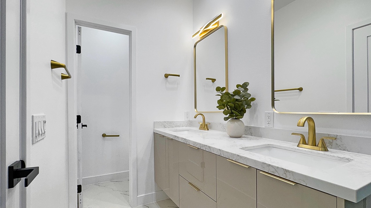 Photo of Bathroom in Racquet Club Estates