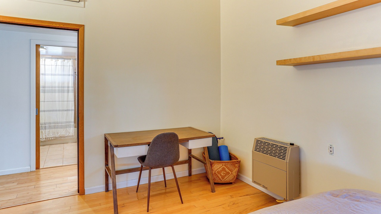 Photo of Bedroom in Weed