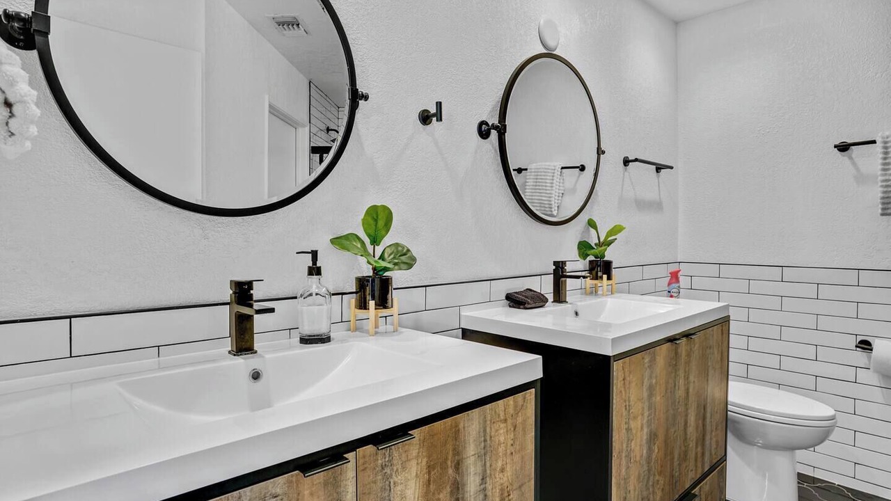 Photo of Bathroom in Racquet Club Estates