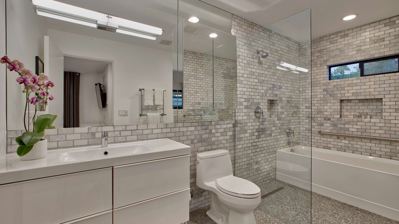 Photo of Bathroom in Racquet Club Estates