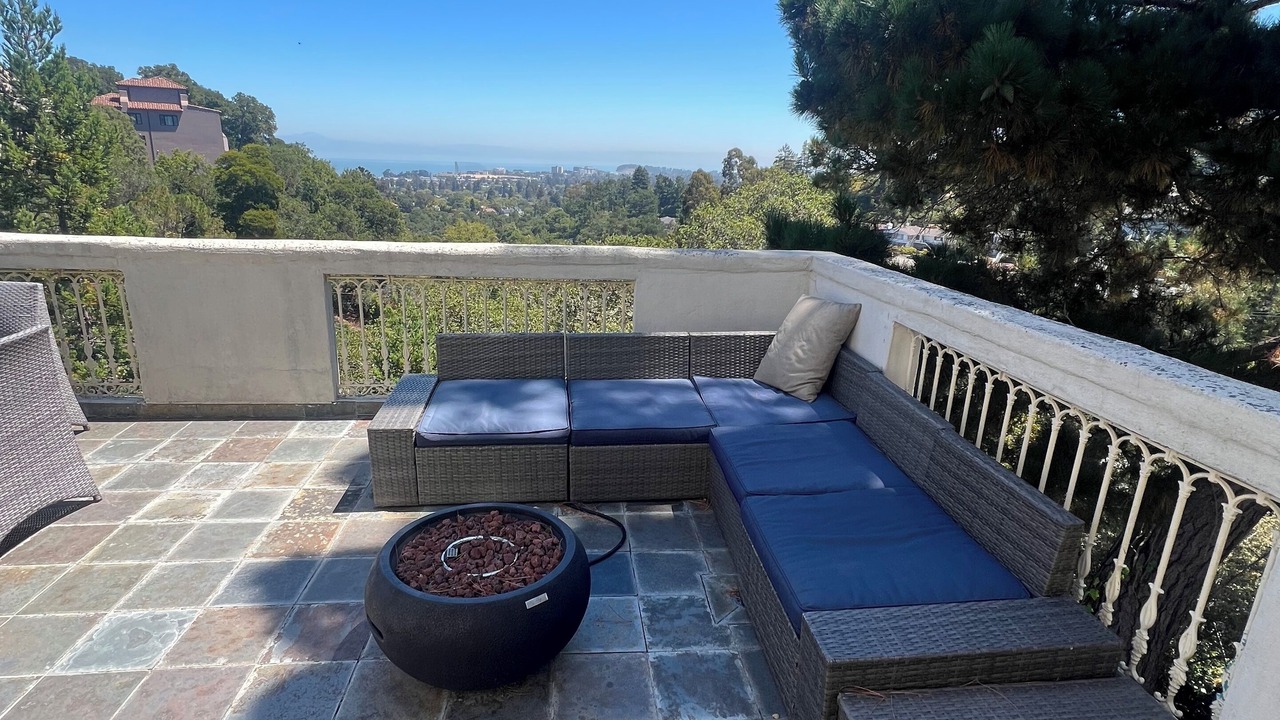 Photo of Patio Balcony in Burlingame Hills