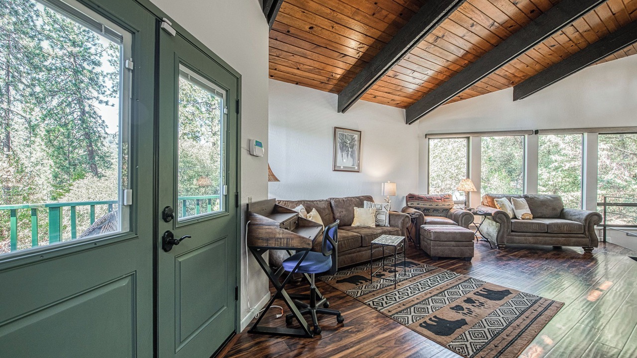 Photo of Livingroom in Yosemite Forks