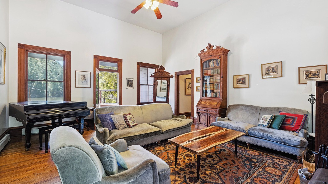 Photo of Livingroom in Redwood Valley