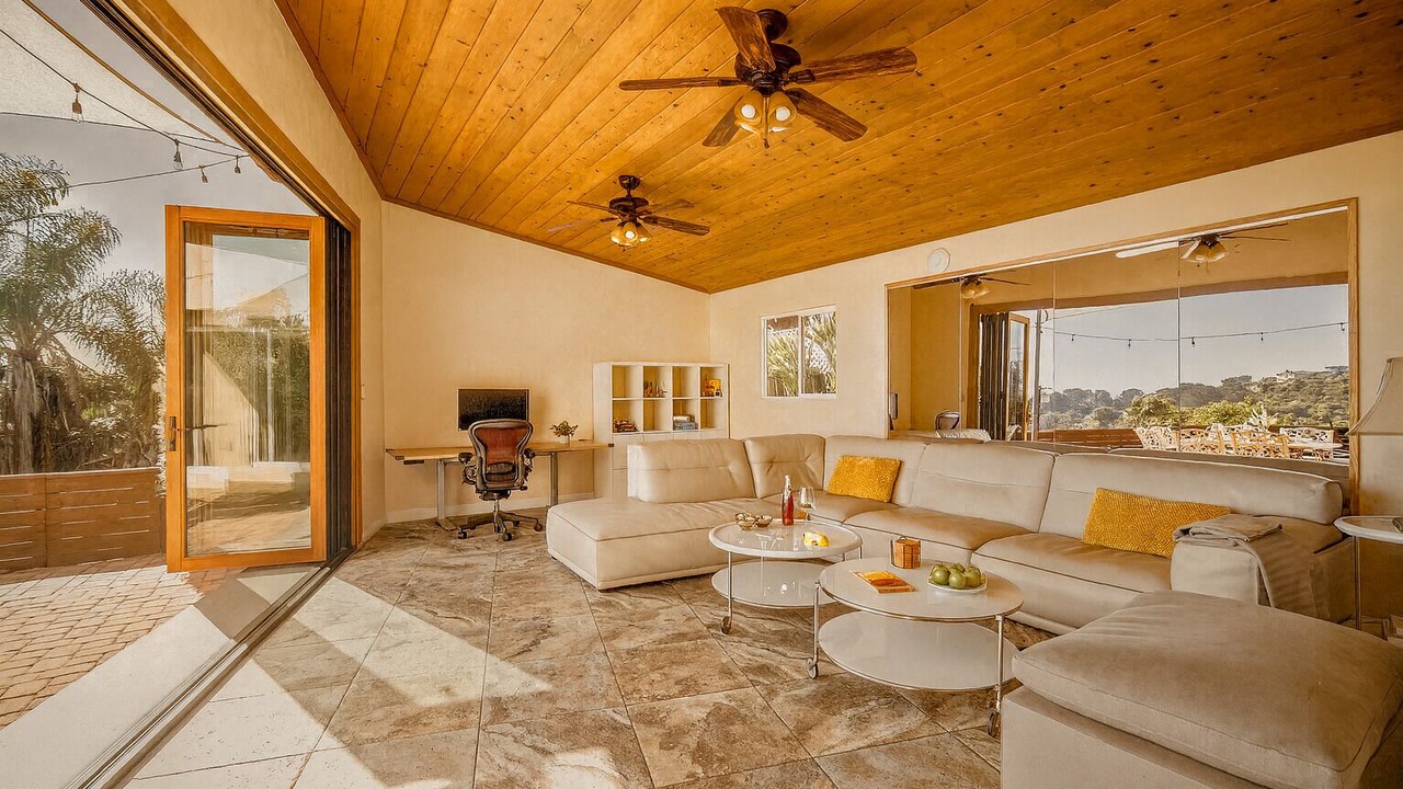 Photo of Livingroom in Bay Park