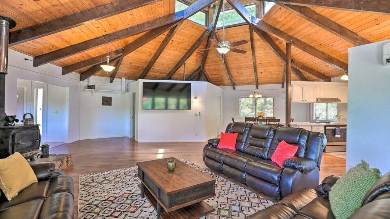 Photo of Livingroom in Apple Hill