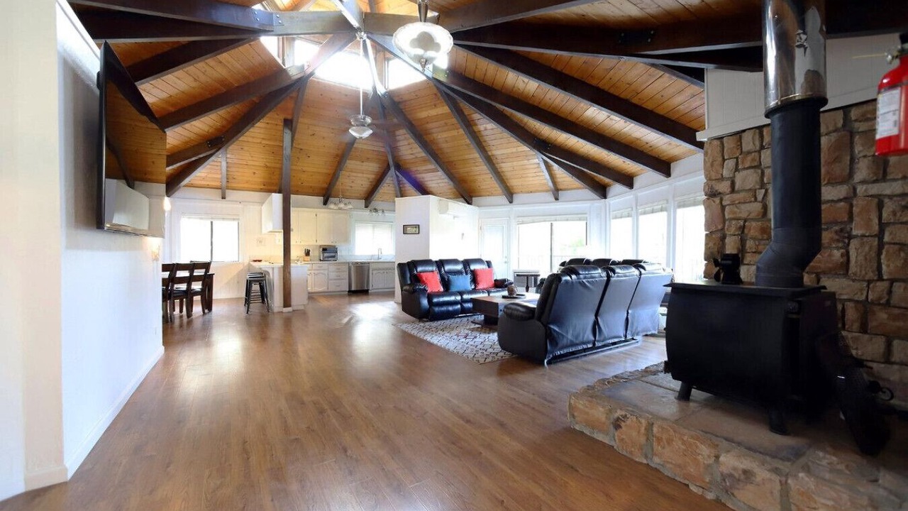 Photo of Livingroom in Apple Hill