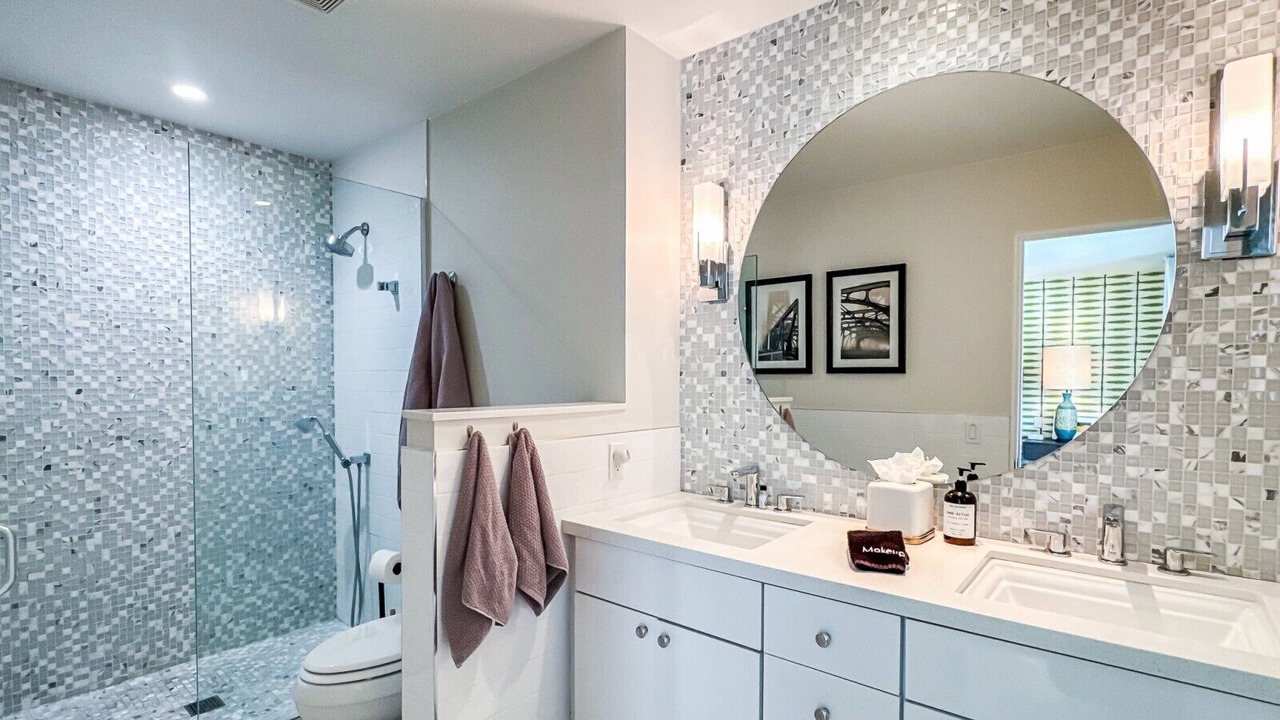 Photo of Bathroom in Canyon Corridor