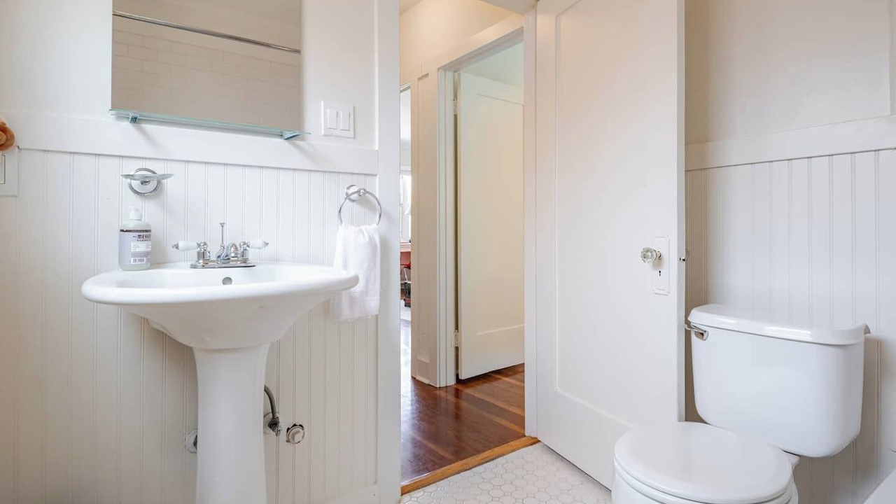 Photo of Bathroom in Los Feliz