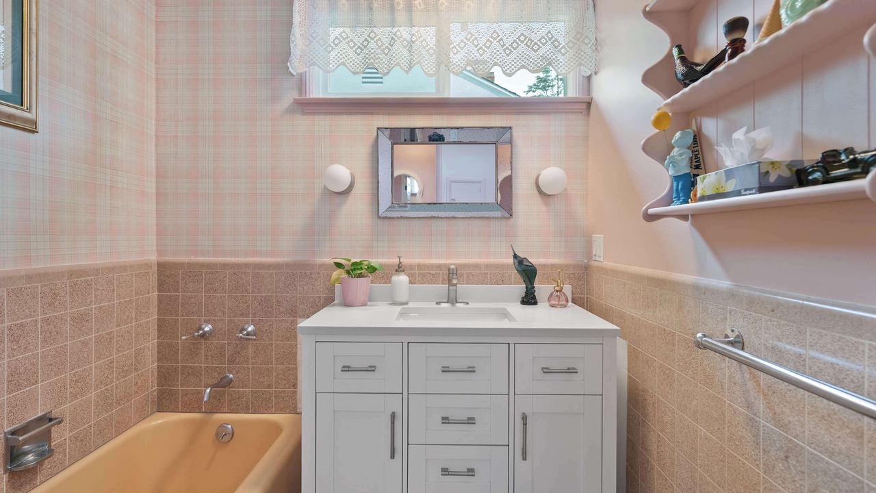Photo of Bathroom in Sherman Oaks