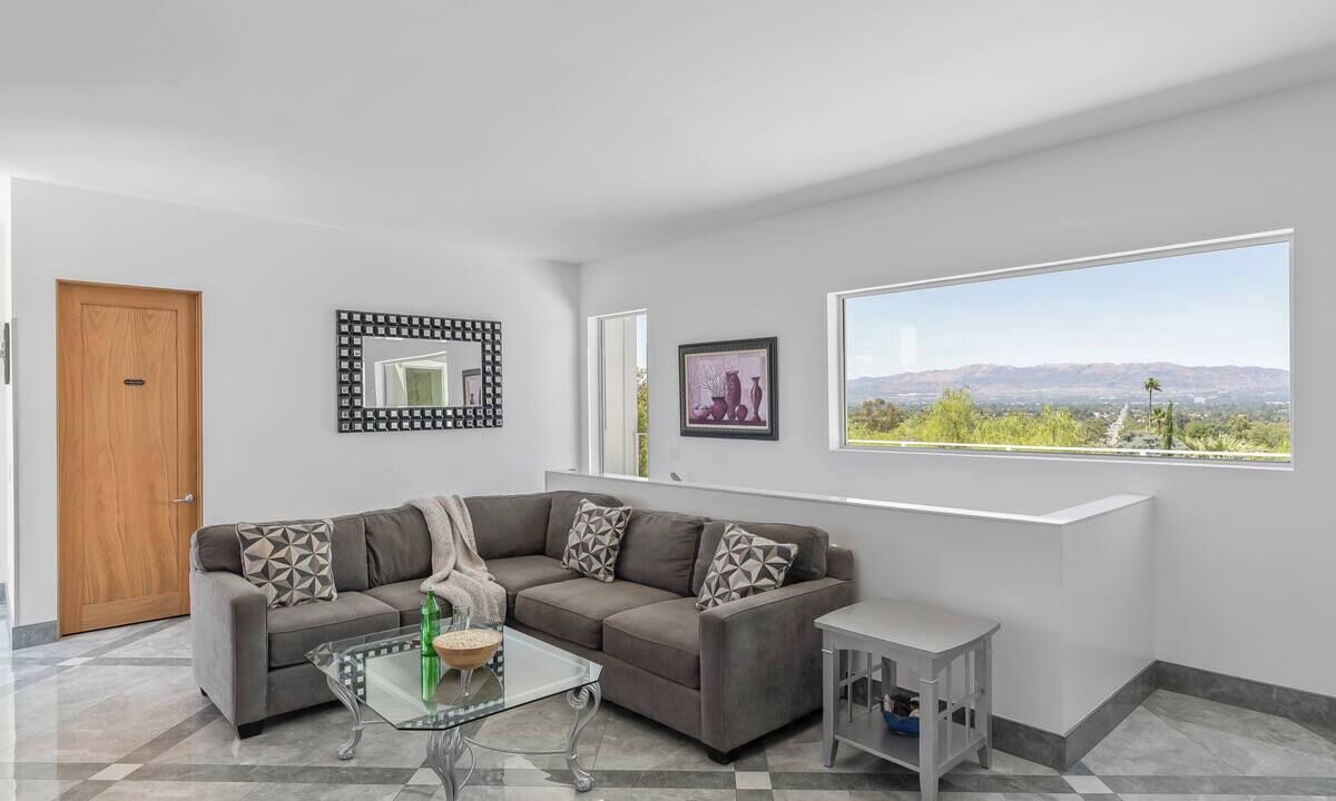 Photo of Livingroom in Woodland Hills