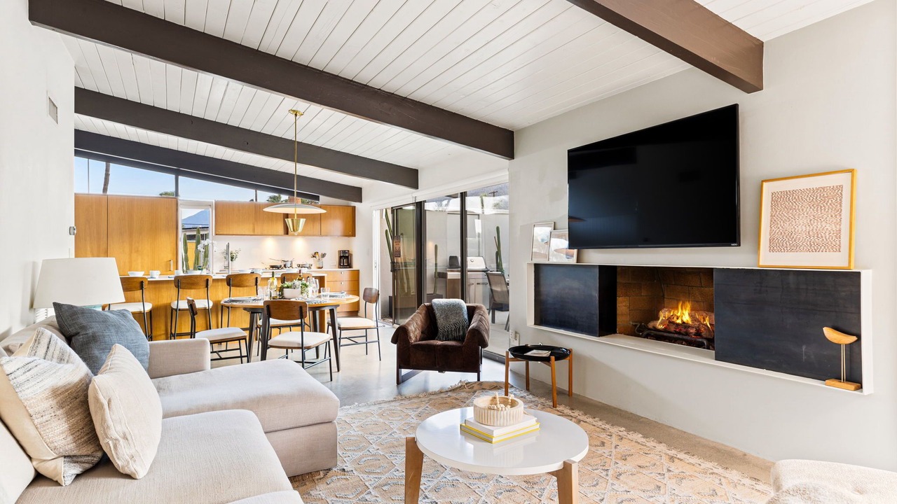 Photo of Livingroom in Racquet Club Estates
