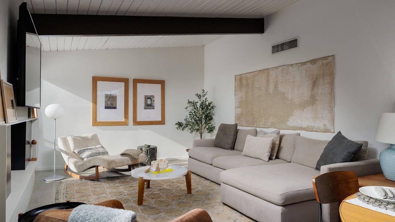 Photo of Livingroom in Racquet Club Estates