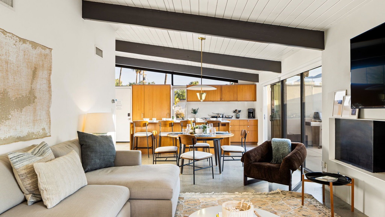 Photo of Livingroom in Racquet Club Estates