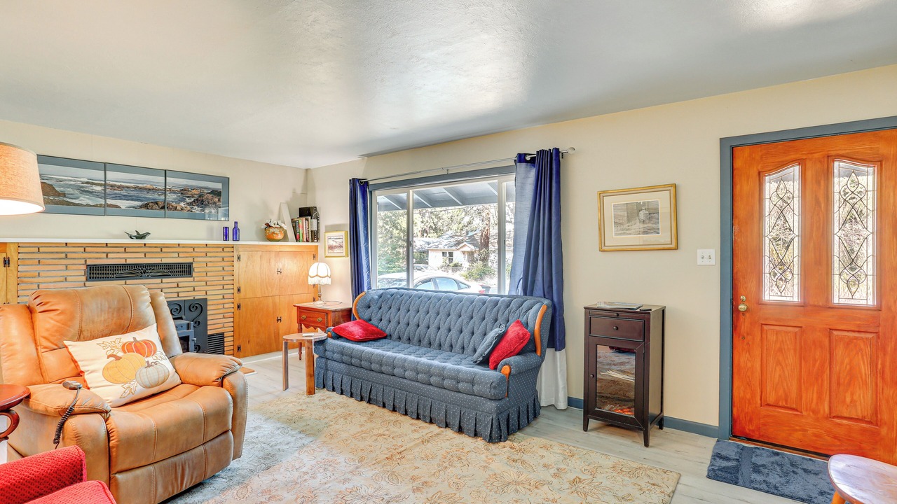 Photo of Livingroom in Burney