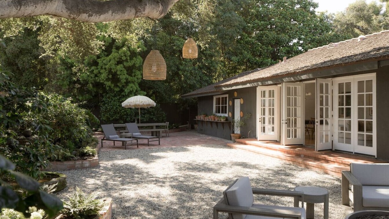 Photo of Patio Balcony in Hedgerow