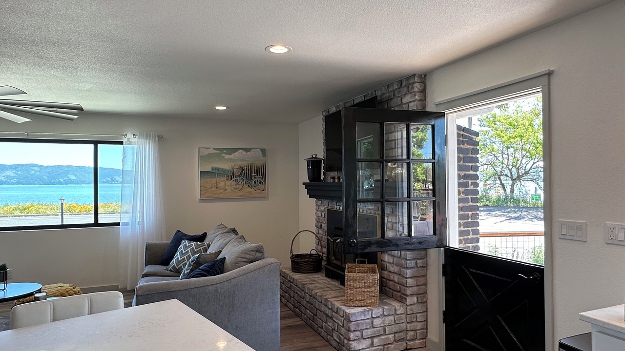 Photo of Livingroom in Lakeport