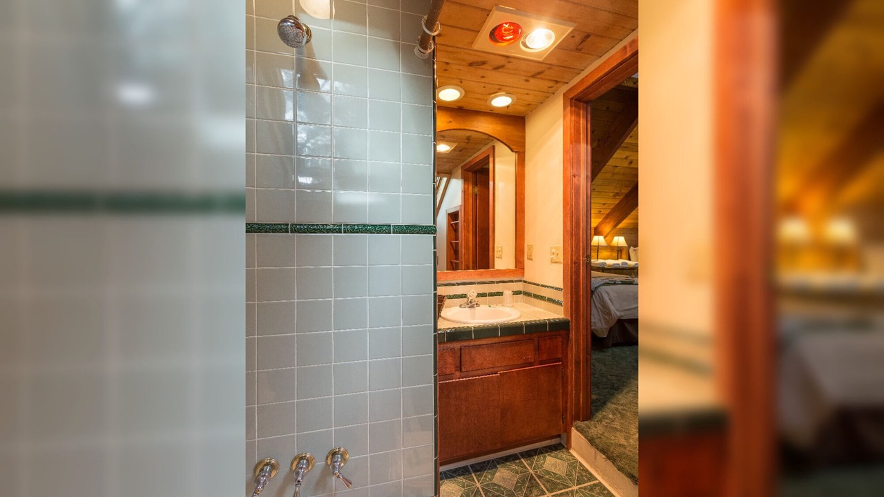 Photo of Bathroom in Twin Peaks
