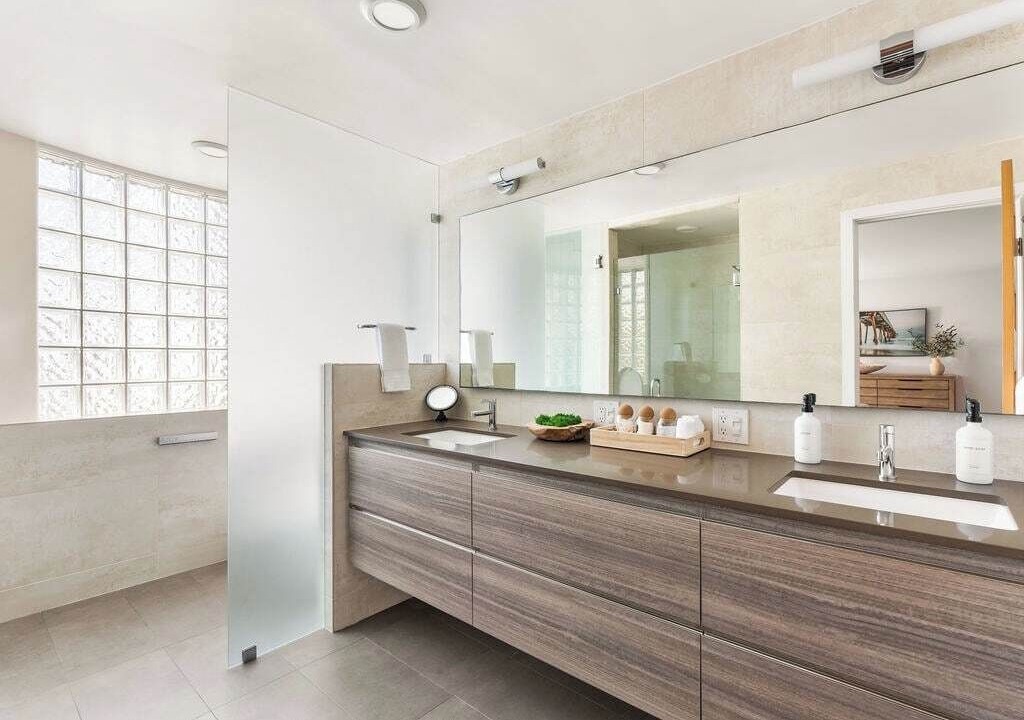 Photo of Bathroom in Gas Lamp Section