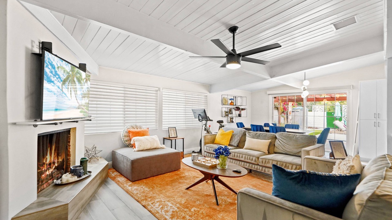 Photo of Livingroom in Valley Glen