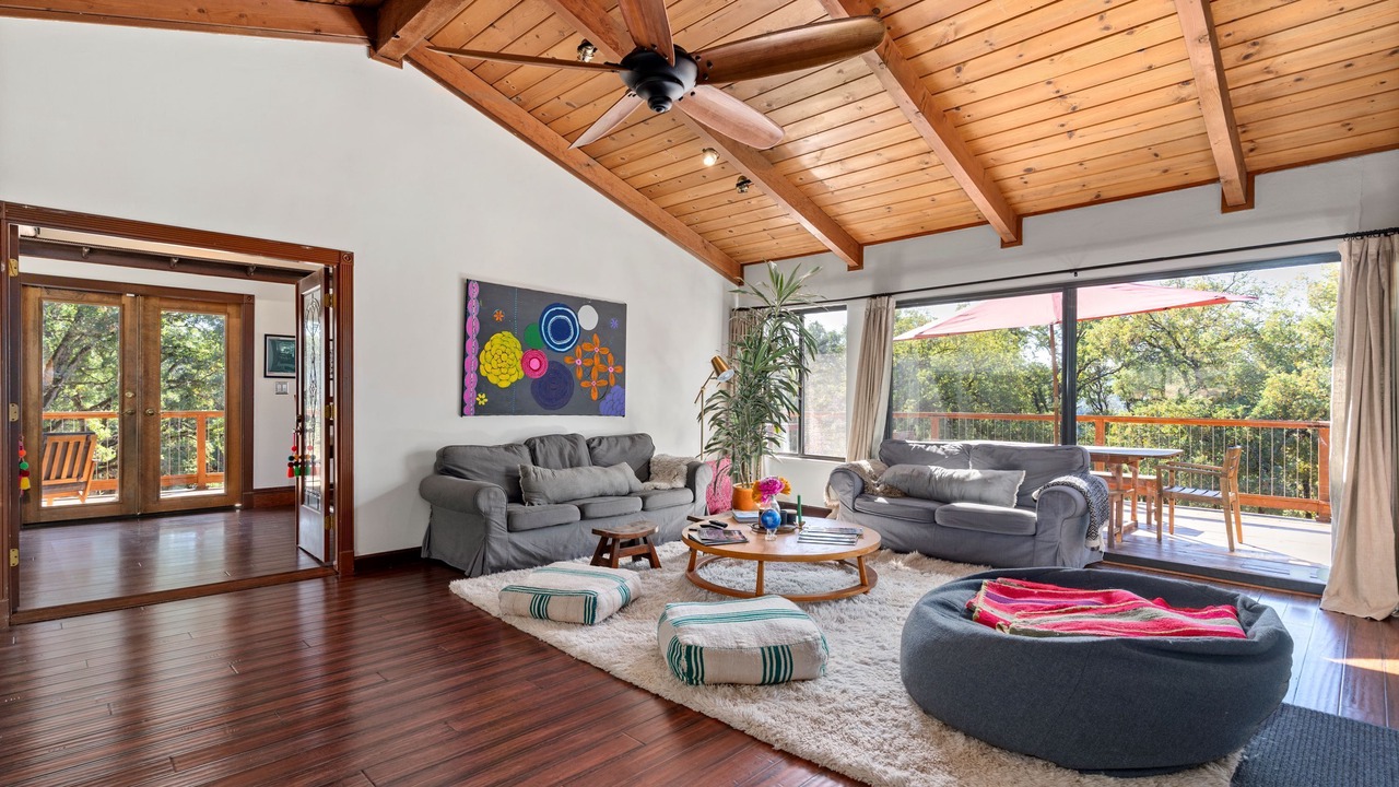 Photo of Livingroom in Iowa Hill