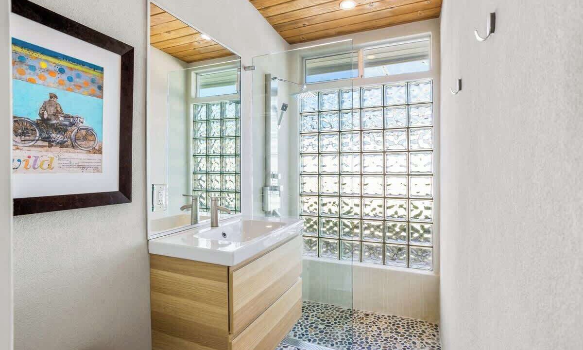 Photo of Bathroom in Racquet Club Estates