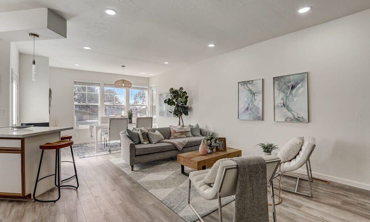 Photo of Livingroom in Edgemar - Pacific Manor