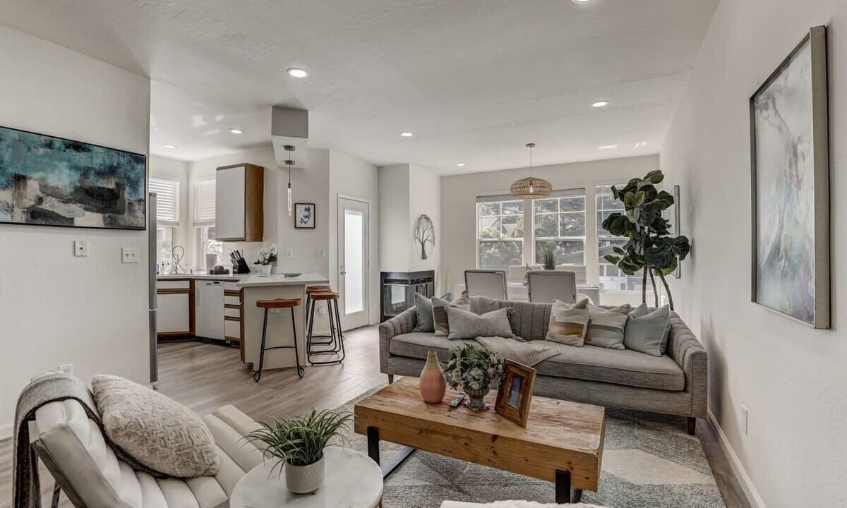 Photo of Livingroom in Edgemar - Pacific Manor