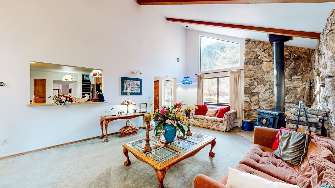 Photo of Livingroom in Christmas Valley
