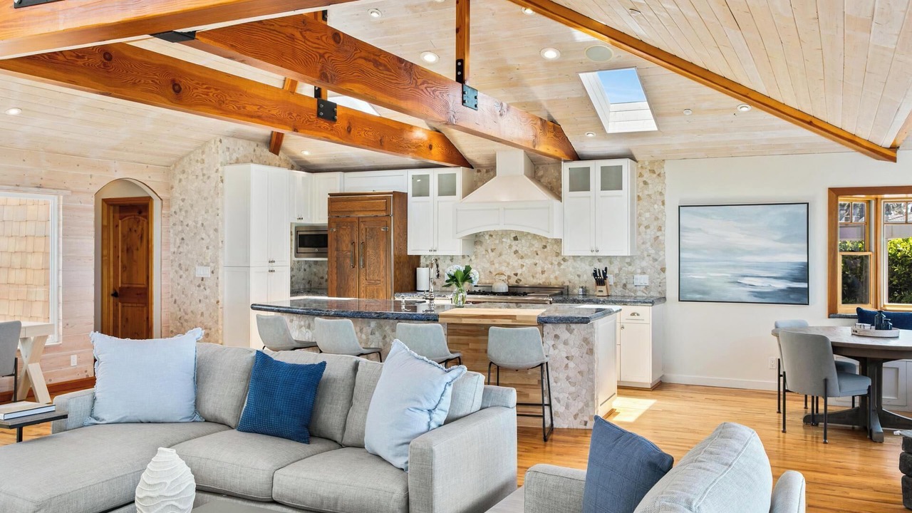 Photo of Livingroom in North Pacific Beach