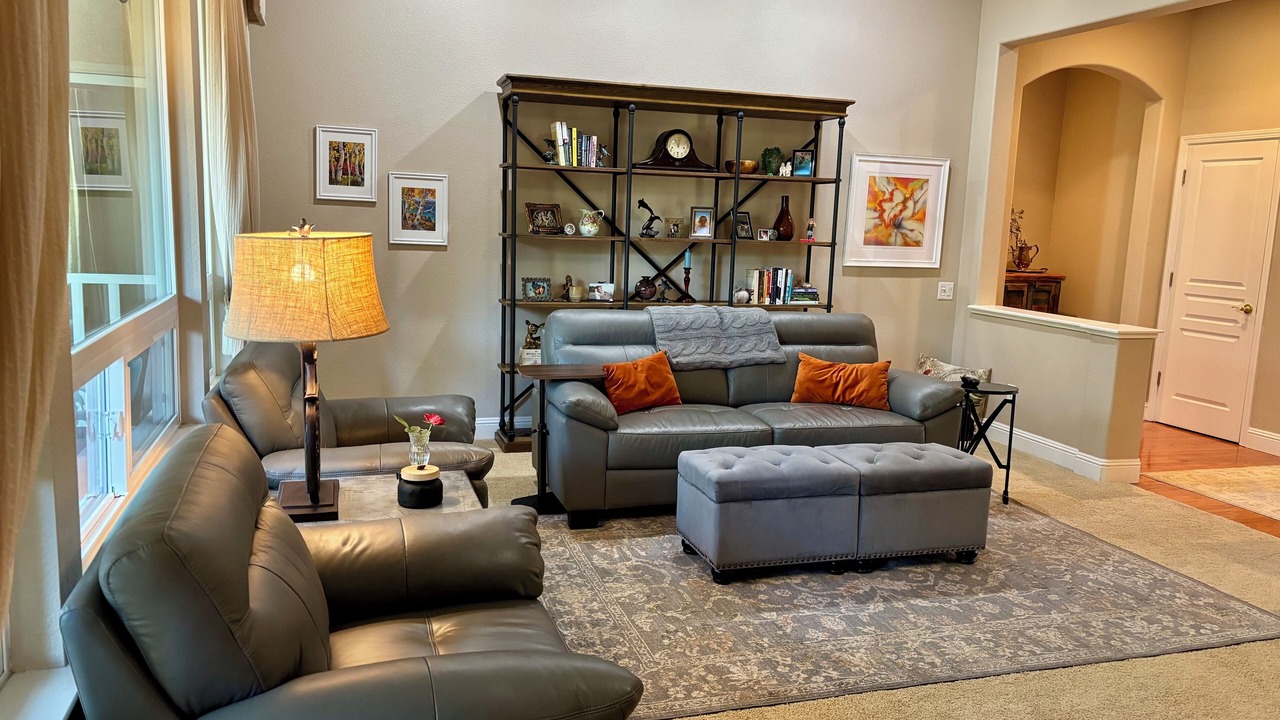 Photo of Livingroom in Whitney Oaks