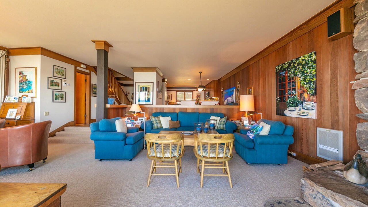 Photo of Livingroom in Tahoe Tavern