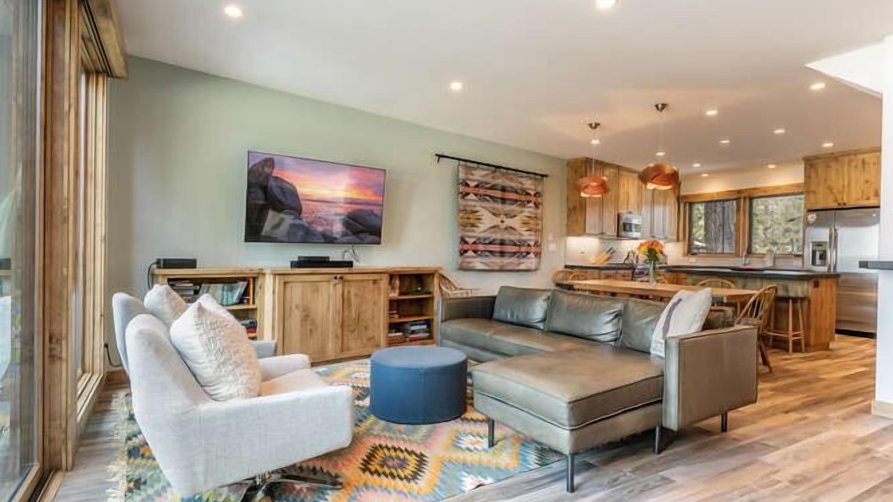 Photo of Livingroom in Tahoe Tavern