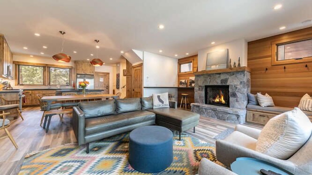 Photo of Livingroom in Tahoe Tavern