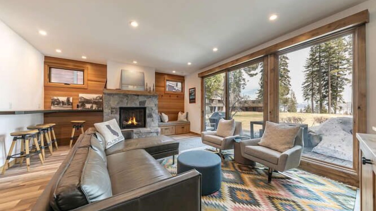 Photo of Livingroom in Tahoe Tavern