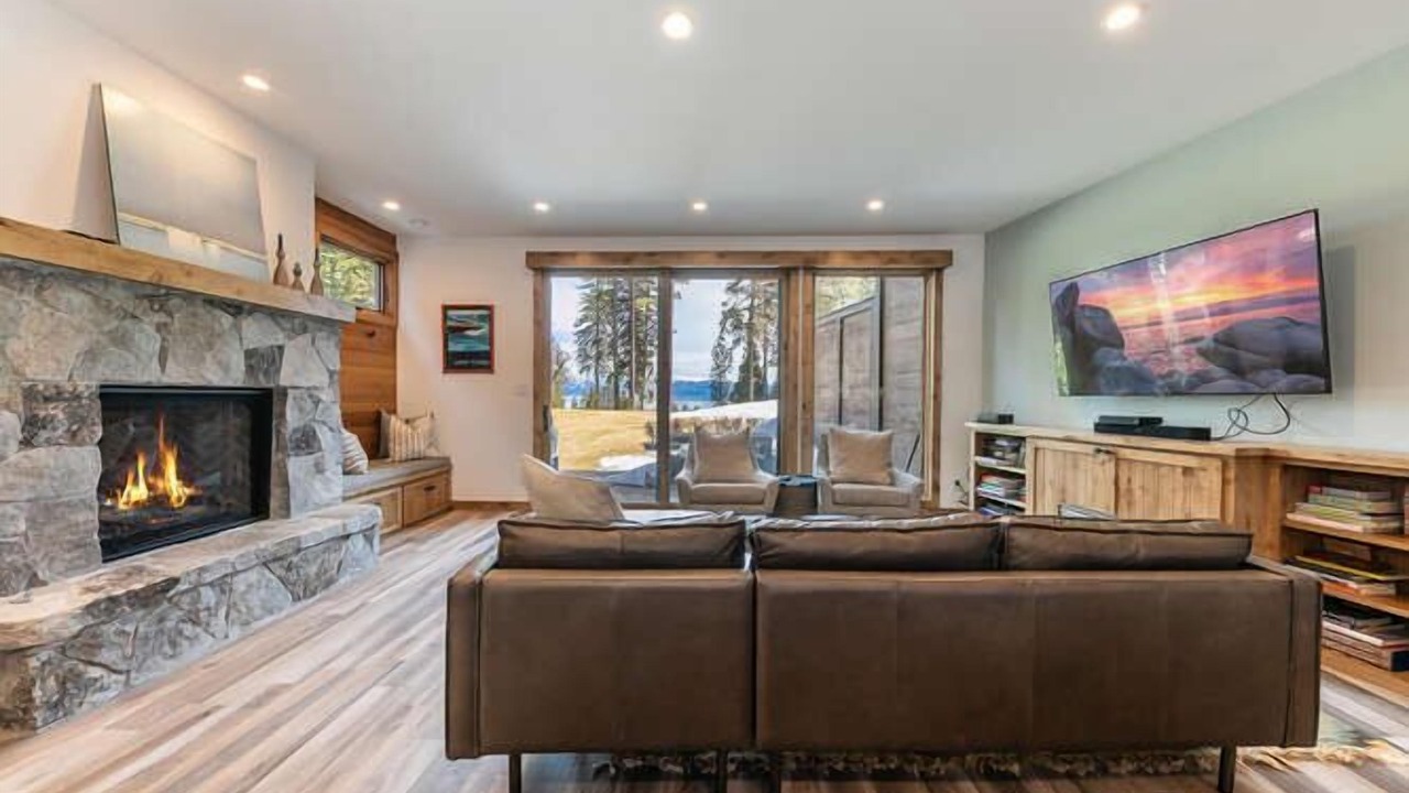 Photo of Livingroom in Tahoe Tavern