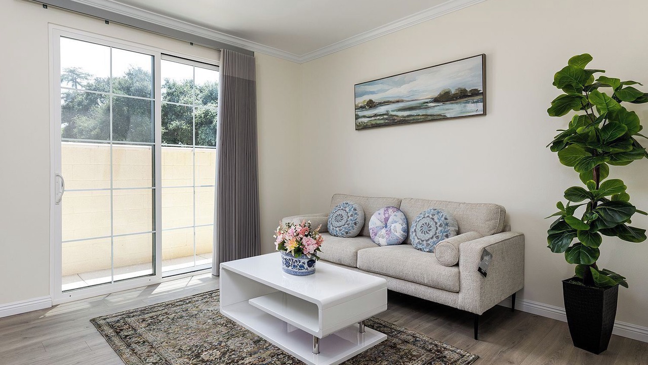 Photo of Livingroom in Mid Central